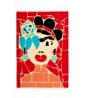 Mosaico artesanal de Frida Kahlo sobre fondo rojo. la artista lleva pendientes y accesorios en tonos azules