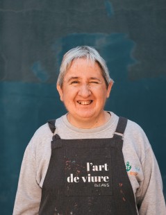 foto de Susana  Pérez, artista de l'Art de Viure, somrient i portant un davantal del taller inclusiu. 